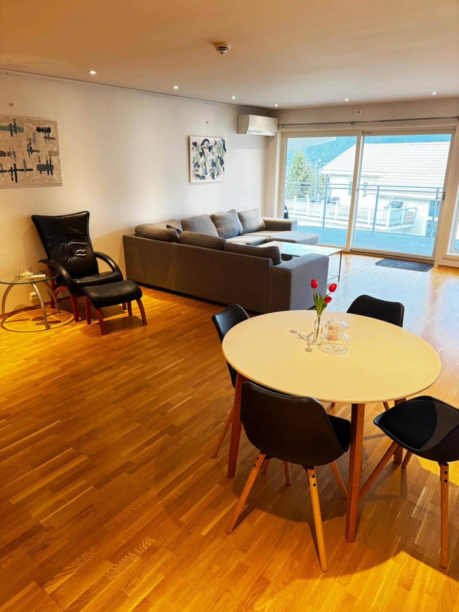 Sentral Leilighet Med Fantastisk Utsikt Tromsø Esterno foto