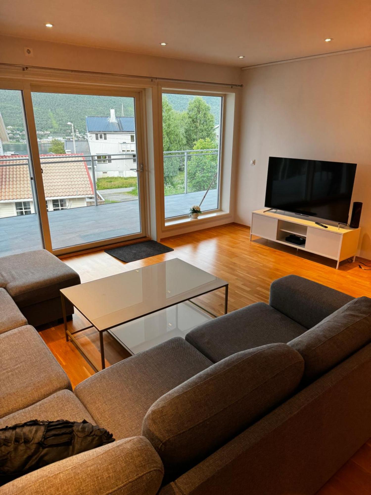 Sentral Leilighet Med Fantastisk Utsikt Tromsø Esterno foto